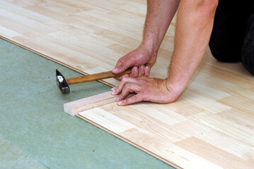 Laying laminate flooring