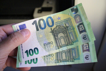 Banconote da 100 euro nelle mani di un uomo - ricchezza