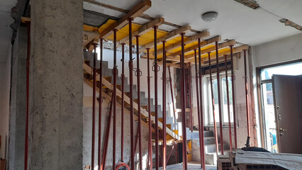 Lavori in corso nel cantiere edile per una ristrutturazione di un appartamento