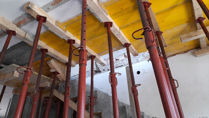 Lavori in corso nel cantiere edile per una ristrutturazione di un appartamento