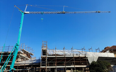 Lavori in corso nel cantiere edile in città in estate - costruire un nuovo condominio