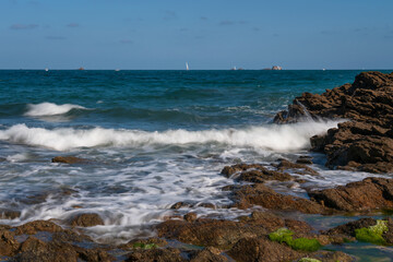 Obraz premium View of the coast of the city with the ocean floor exposed at low tide on a sunny summer day, Saint-Malo, Brittany, France