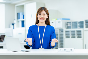 オフィスで働く若いビジネスウーマン