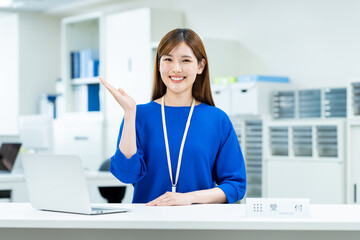 オフィスで働く若いビジネスウーマン