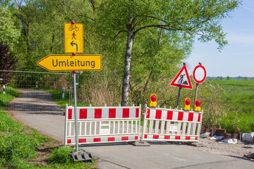 Absperrrung an einer Landstraße wegen Bauarbeiten, Bremen, Deutschland