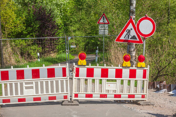 Absperrrung an einer Landstraße wegen Bauarbeiten, Bremen, Deutschland