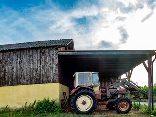 Landwirtschaftliches Gebäude außerhalb im Feld