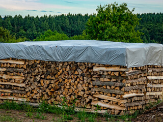 Brennholzlager im Freien © focus finder