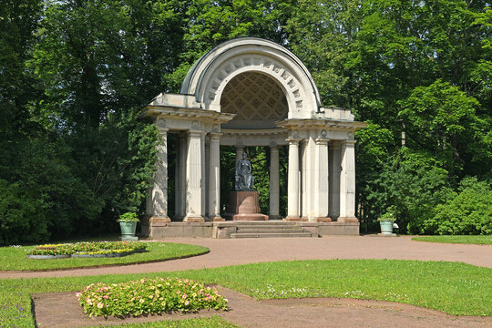Monument to Empress Mariya Fiodorovna in Rossi Pavilion in Pavlovsk Park. Pavlovsk, suburb of Saint Petersburg, Russia