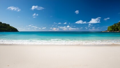 Obraz premium tranquil beach view with white sand and peaceful blue ocean backdrop