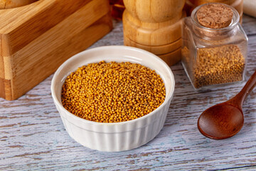 Raw dry aroma flavour mustard seeds