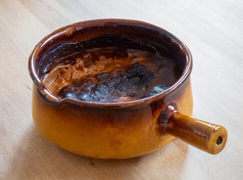 Riz au lait dans jatte en terre cuite