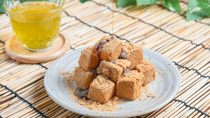 夏の涼、黒蜜きな粉のわらび餅と冷茶