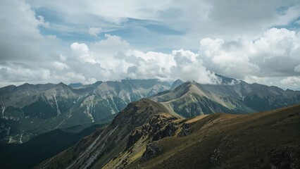 Fototapeta premium Scenic mountain landscape under a cloudy sky