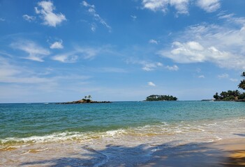 Fototapeta premium tropical beach with blue sky