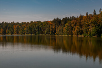 Obraz premium beautiful landscape with lake and autumn trees