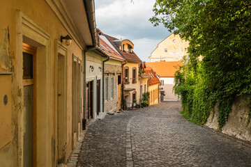 Gasse in der Altstadt der Kulturhauptstadt 2026, Trenčín, Slowakei