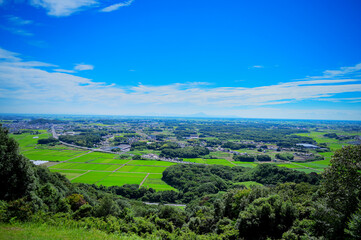 Fototapeta premium 夏の青空と緑豊かな田園風景 — 三毳山からの眺望