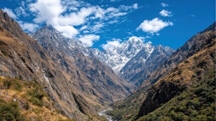 Obraz premium Mountain valley under a vibrant sky