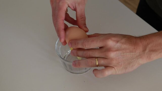 quebrando casca de ovos 