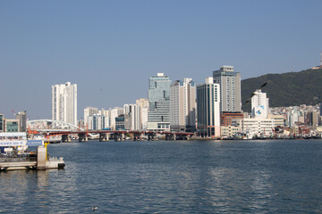 Obraz premium Gamcheon Port in Busan, South Korea – Fishing Boats and Coastal Cityscape