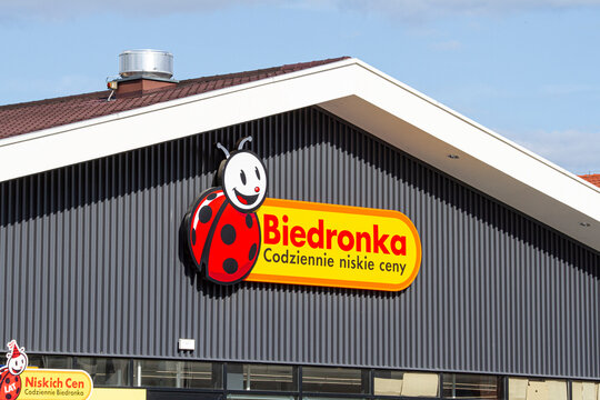 Logo of Biedronka Discount Store on Building Facade by Sunny Day | Logo sklepu dyskontowego Biedronka na elewacji budynku w słoneczny dzień 
