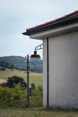 alte H&auml;ngelampe an G&uuml;terschuppen