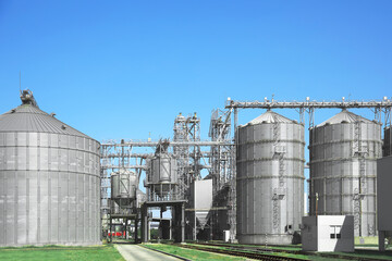 Modern granaries for storing cereal grains outdoors
