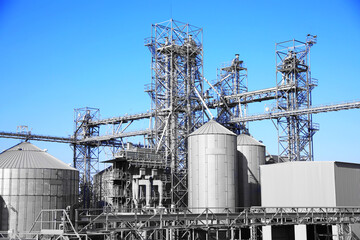 Modern granaries for storing cereal grains outdoors