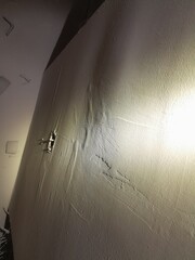 Shiny wall with lighting defects after puttying