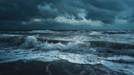 Obraz premium The turbulent ocean waves crashing against the shore under dark stormy clouds.