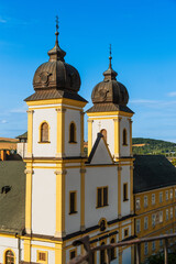 Blick vom Stadtturm auf die Piaristenkirche St. Franz Xaver und die Altstadt im Abendlicht,...