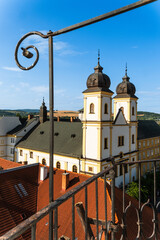 Blick vom Stadtturm auf die Piaristenkirche St. Franz Xaver und die Altstadt im Abendlicht,...