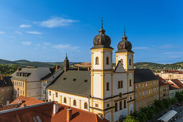 Blick vom Stadtturm auf die Piaristenkirche St. Franz Xaver und die Altstadt im Abendlicht,...