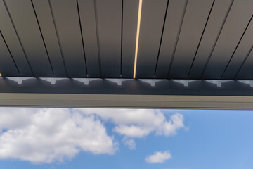 Zoom sur les finitions soignées d’une pergola gris anthracite installée par une entreprise...