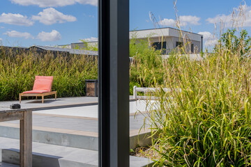 Zoom sur les finitions soignées d’une pergola gris anthracite installée par une entreprise...