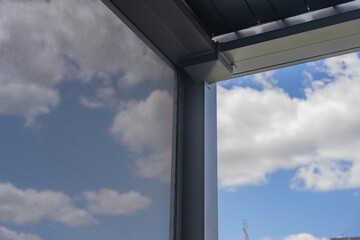 Zoom sur les finitions soignées d’une pergola gris anthracite installée par une entreprise spécialisée, mettant en valeur la qualité de la structure et des matériaux.