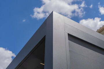 Zoom sur les finitions soignées d’une pergola gris anthracite installée par une entreprise spécialisée, mettant en valeur la qualité de la structure et des matériaux.
