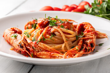 Linguine agli scampi, pasta italiana 