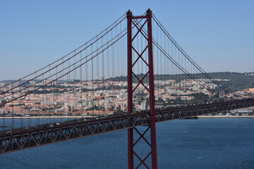 Pont du 25 avril qui traverse le Tage et qui rejoint Lisbonne. Portugal. 
