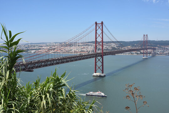 Pont du 25 avril qui traverse le Tage et qui rejoint Lisbonne. Portugal. 