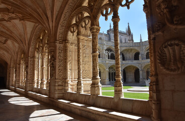 Colonnes sculptées et cloitre Monastère des Jeronimos, Monastère des heronimytes, Lisbone,...