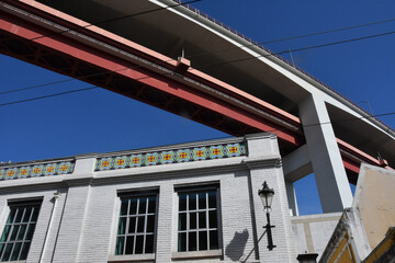 Sous le pont du 25 avril quartier Lx Factory, Lisbonne