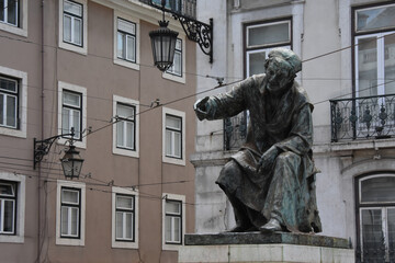 Obraz premium Statue d'António Ribeiro dans le Largo Chiado, Lisbonne - Portugal