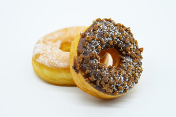 작은 크기의 설탕 도너츠와 초코 도너츠 