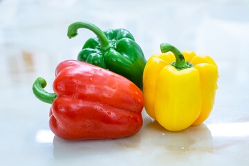 초록색, 빨간색, 노란색의 파프리카와 피망