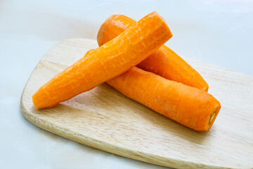 도마 위에 껍질을 벗긴 당근들