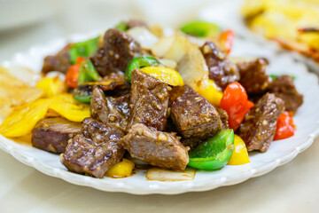 여러 야채들과 양념으로 만든 소고기 볶음