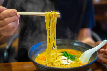 ラーメンを食べる