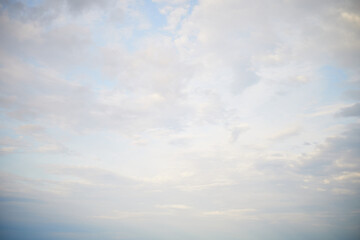 Obraz premium Calm sea under cloudy sky at sunset time